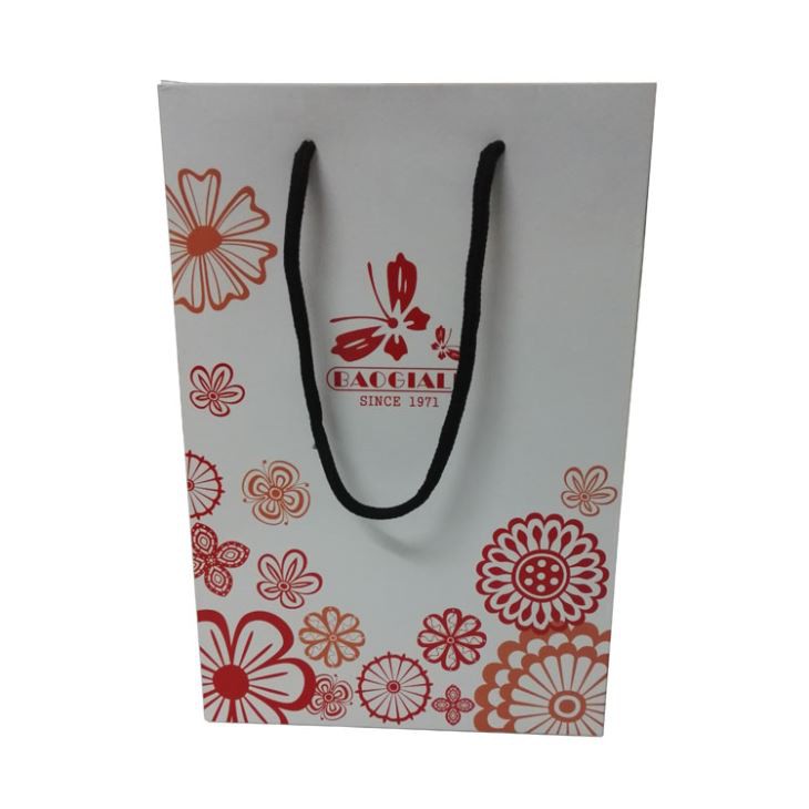 装饰纸袋的衣服